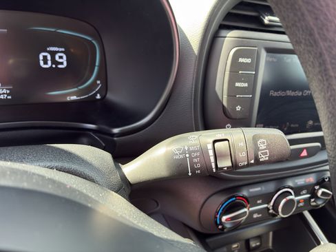 Used 2025 Kia Soul LX w/ LX Technology Package FWD image 28