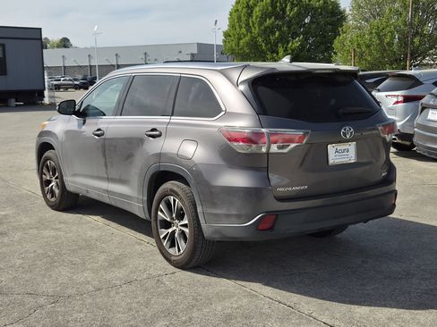 Used 2016 Toyota Highlander XLE image 3