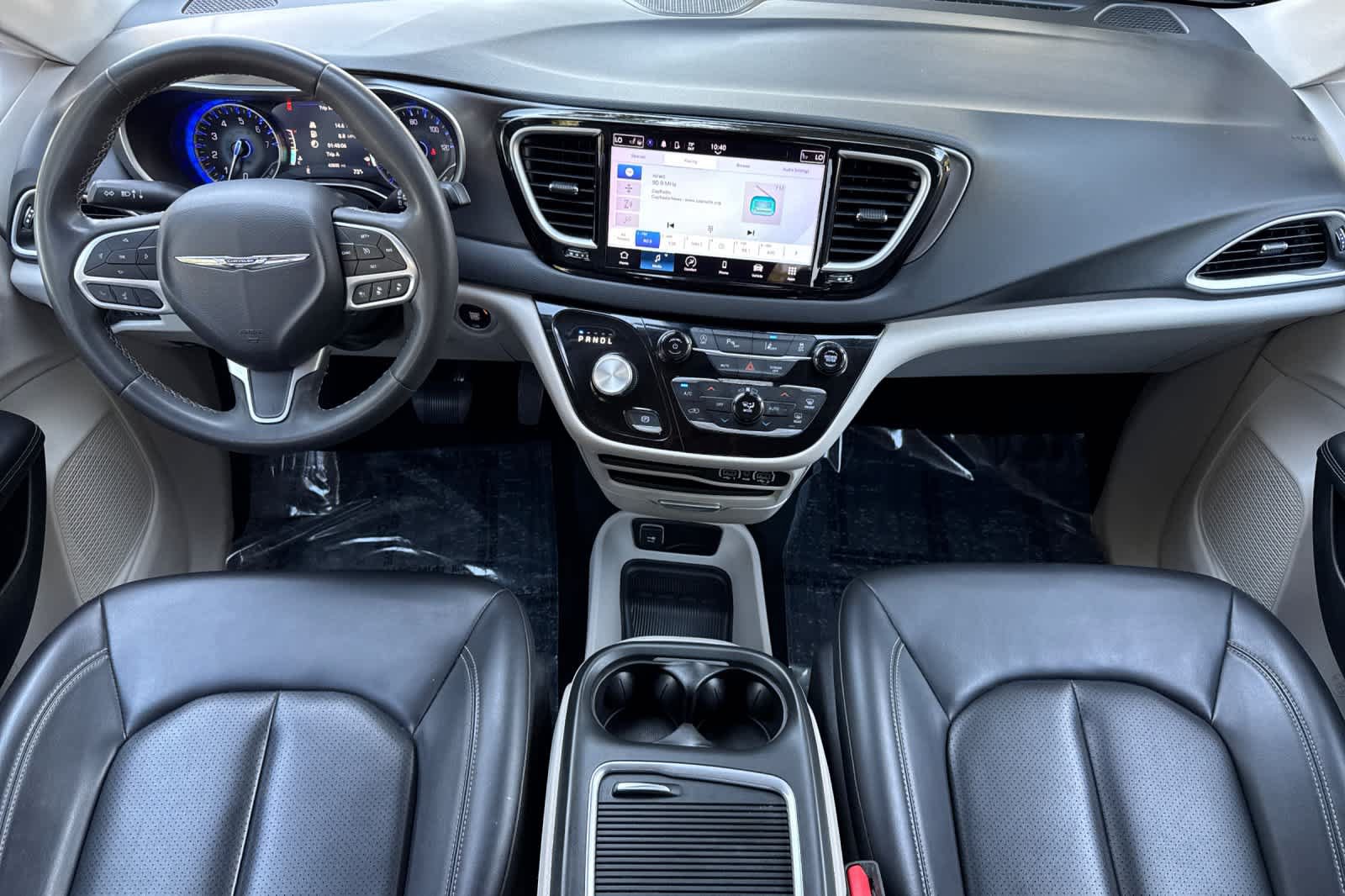 Used 2023 Chrysler Pacifica Touring-L FWD image 3
