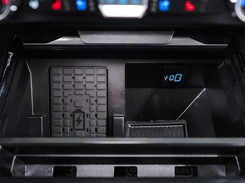 Used 2025 Ford F450 Platinum w/ FX4 Off-Road Package image 18