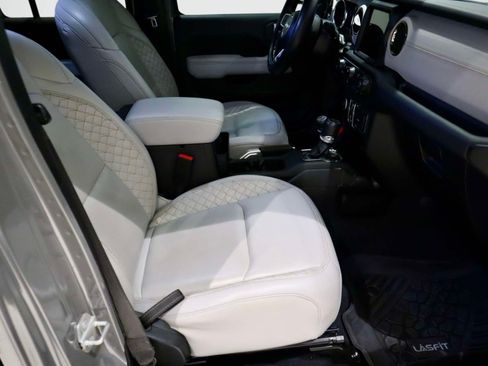 Used 2022 Jeep Wrangler Unlimited Sahara AWD/4WD image 14