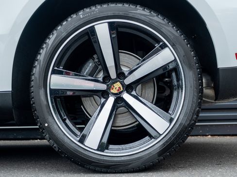 Certified 2025 Porsche Macan image 13