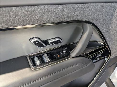 Used 2025 Land Rover Range Rover Sport SE image 16