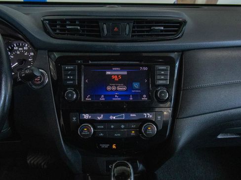 Used 2020 Nissan Rogue SV image 4