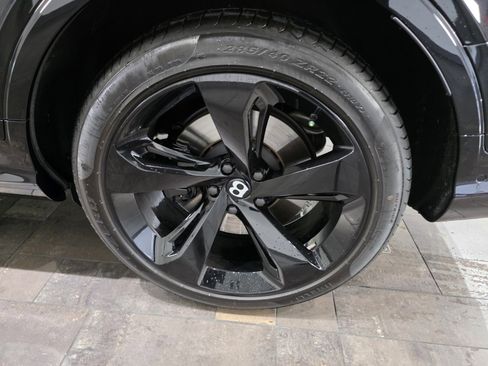 Used 2024 Bentley Bentayga image 13