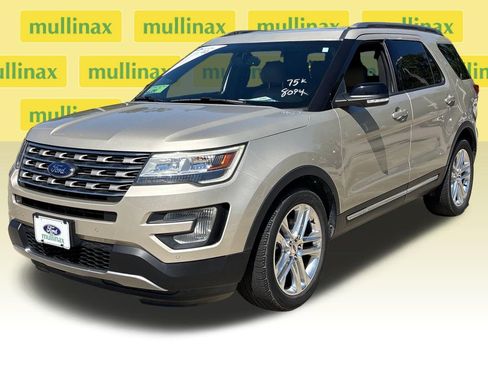 Used 2017 Ford Explorer XLT w/ Equipment Group 202A image 12