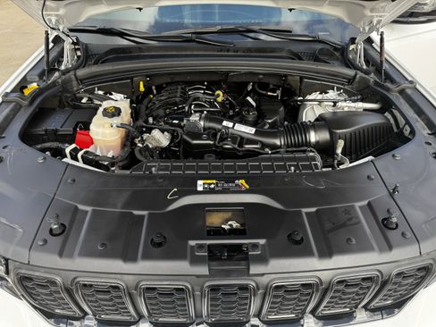 Used 2023 Jeep Grand Cherokee Limited w/ Black Appearance Package image 33