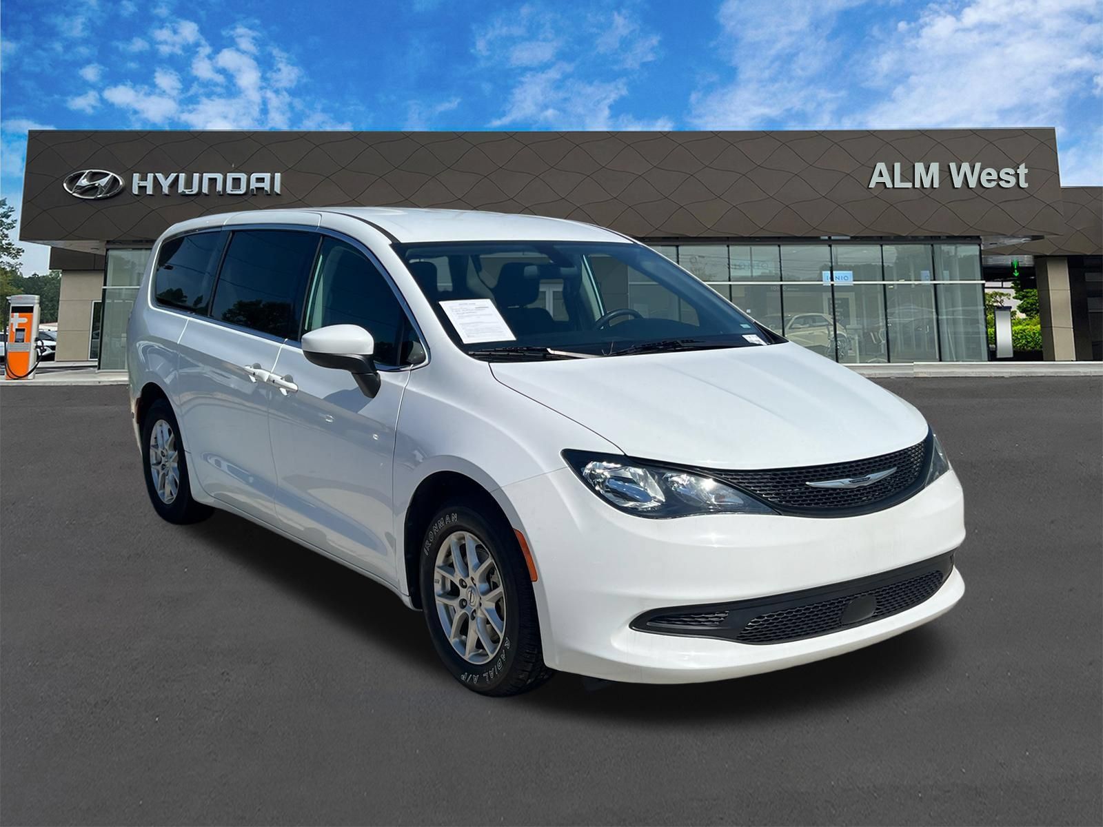 Used 2022 Chrysler Voyager LX FWD image 3