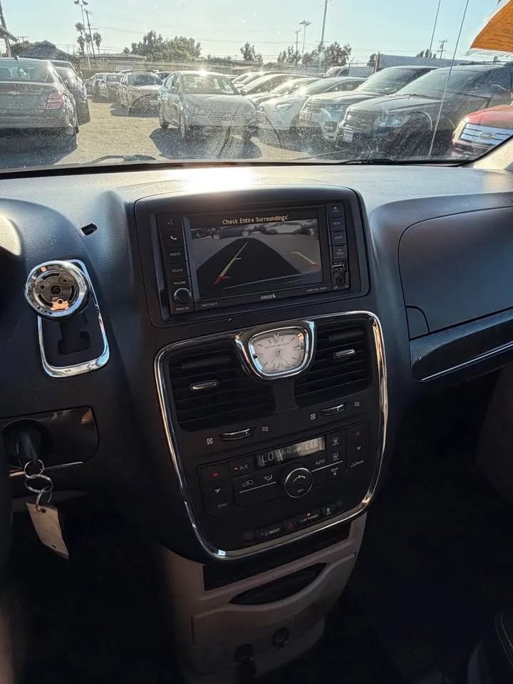 Used 2012 Chrysler Town & Country Touring w/ Entertainment Group #1 FWD image 10