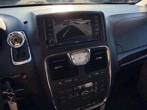 Used 2012 Chrysler Town & Country Touring w/ Entertainment Group #1 FWD image 10