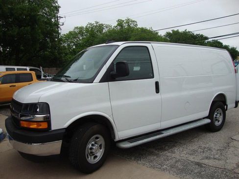 Used 2025 Chevrolet Express 2500 w/ Driver Convenience Package RWD image 3