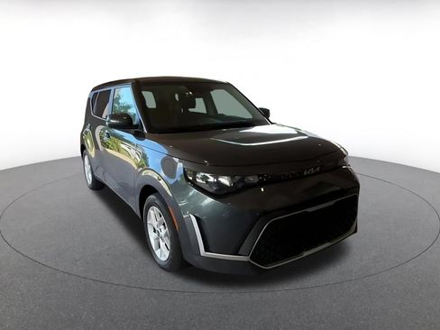 Used 2025 Kia Soul LX w/ LX Technology Package FWD image 3