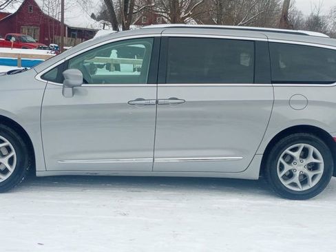 Used 2018 Chrysler Pacifica Touring-L Plus w/ Tire & Wheel Group image 4