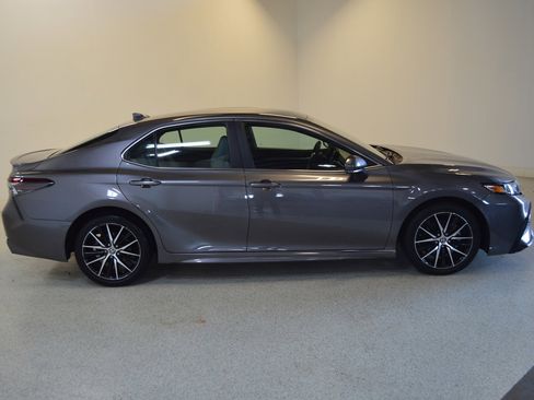 Used 2022 Toyota Camry SE image 2