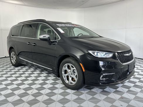 Used 2023 Chrysler Pacifica Limited FWD image 2