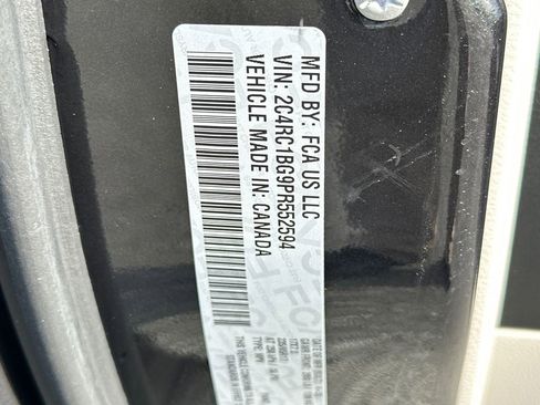 Used 2023 Chrysler Pacifica Touring-L FWD image 34