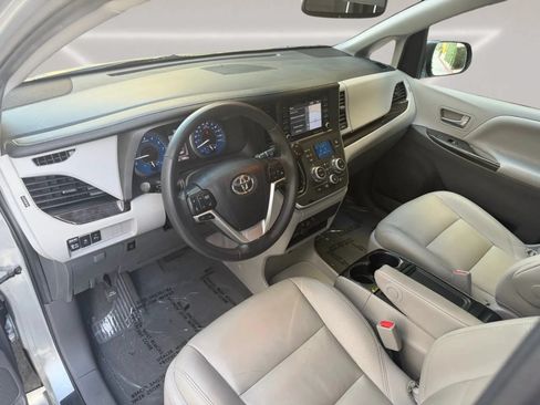 Used 2020 Toyota Sienna XLE w/ XLE Navigation Package FWD image 10