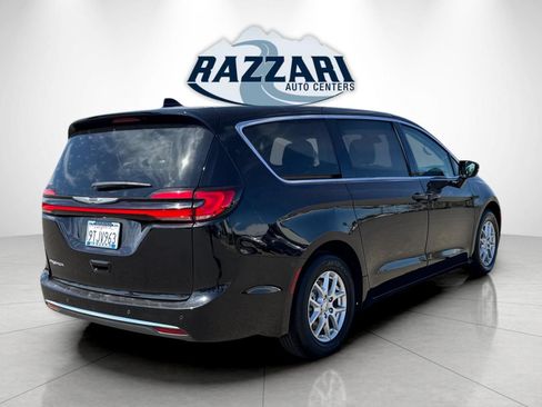 Used 2024 Chrysler Pacifica Touring-L FWD image 3