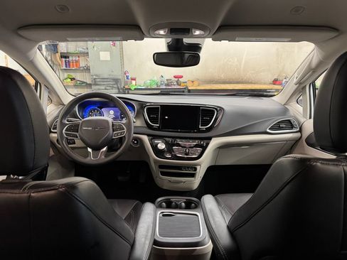 Used 2023 Chrysler Pacifica Touring-L FWD image 27