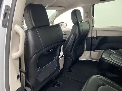 Used 2024 Chrysler Pacifica Touring-L FWD image 15