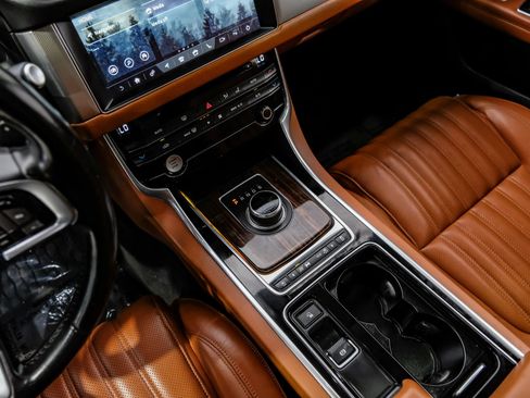 Used 2018 Jaguar XF Portfolio RWD image 32