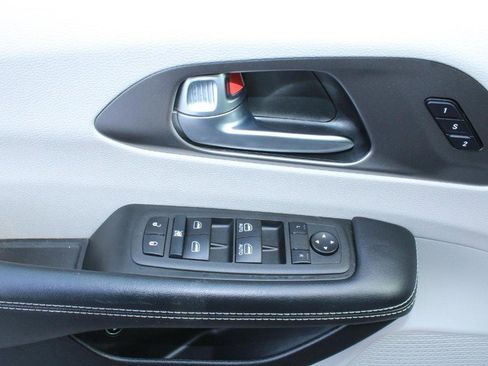 Used 2022 Chrysler Pacifica Touring-L image 9