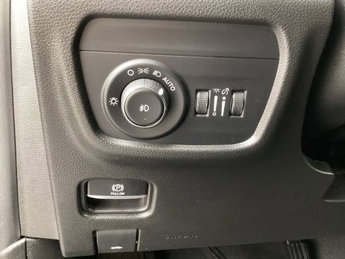 Used 2022 Jeep Grand Cherokee Limited image 32