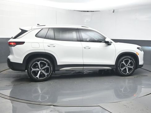 Certified 2025 Volkswagen Tiguan SE image 8