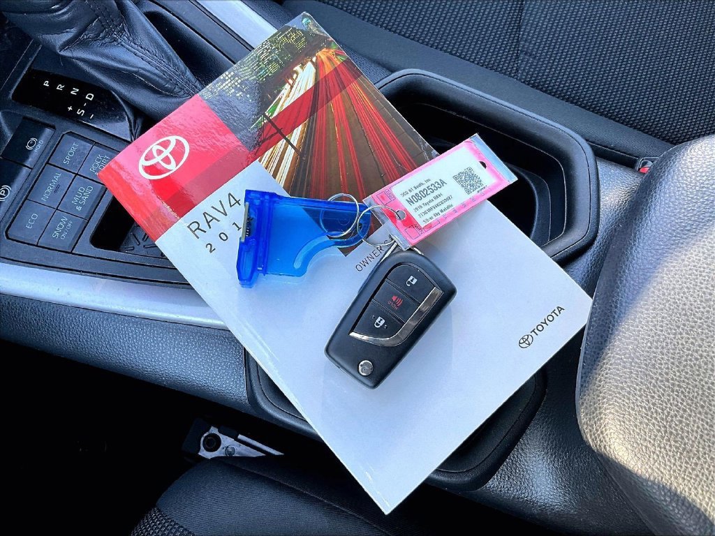 Used 2019 Toyota RAV4 LE w/ Carpet Mat Package AWD/4WD image 30