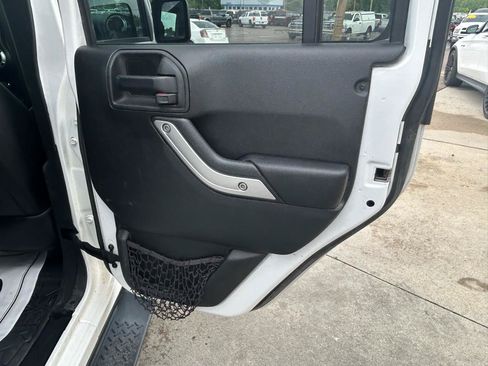 Used 2018 Jeep Wrangler Unlimited Sahara w/ Dual Top Group AWD/4WD image 15