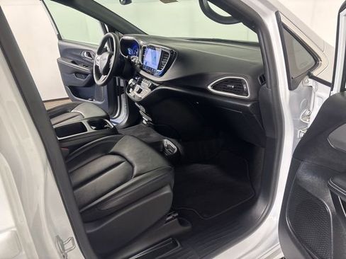 Used 2025 Chrysler Pacifica Select FWD image 26