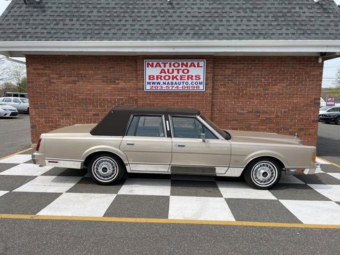 Used 1989 Lincoln Town Car Signature image 2