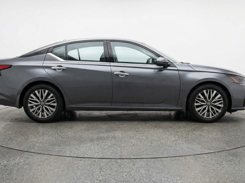 Used 2025 Nissan Altima 2.5 SV FWD image 11