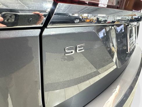 Used 2024 Volkswagen Atlas SE w/ Panoramic Sunroof Package AWD/4WD image 23