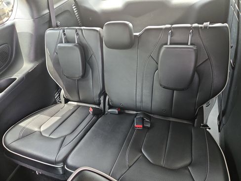 Used 2021 Chrysler Pacifica Limited w/ Uconnect Theater Family Group FWD image 8