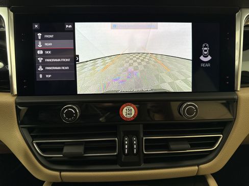 Certified 2025 Porsche Macan image 20