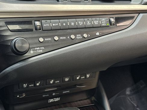 Used 2019 Lexus ES 300h image 18