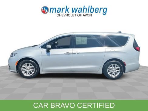 Used 2023 Chrysler Pacifica Touring FWD image 5