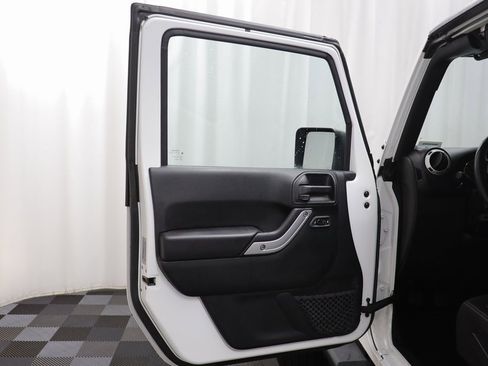 Used 2017 Jeep Wrangler Unlimited Sahara w/ Connectivity Group image 5