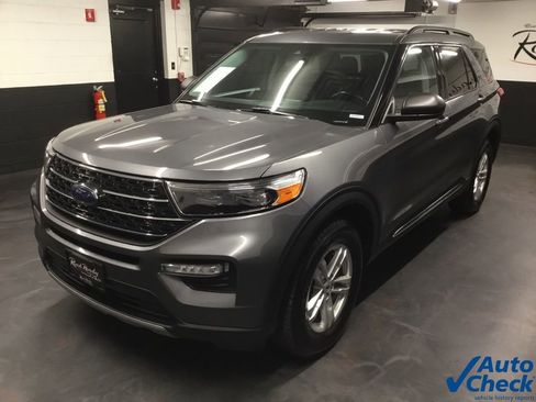 Used 2022 Ford Explorer XLT w/ Equipment Group 202A image 6