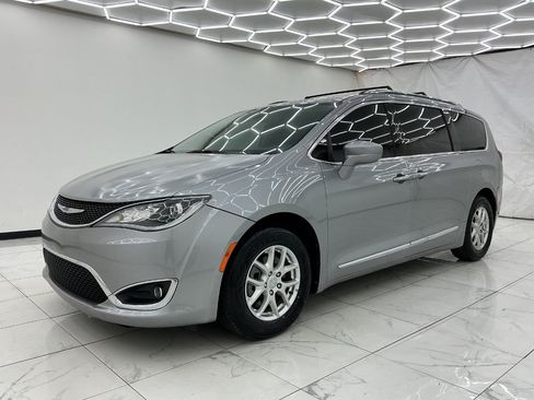 Used 2020 Chrysler Pacifica Touring-L FWD image 6