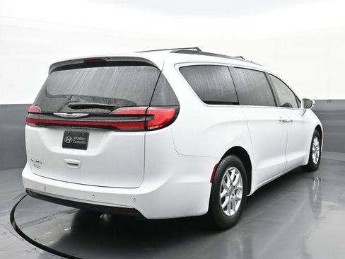 Used 2022 Chrysler Pacifica Touring-L image 3