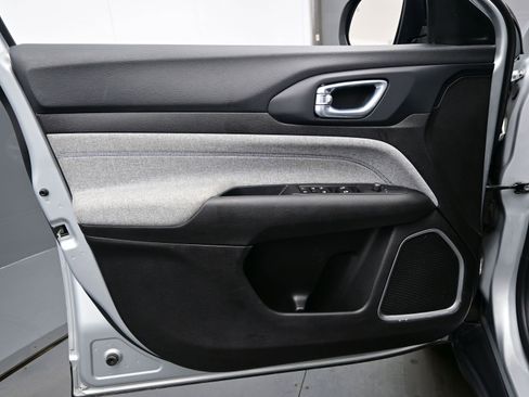 Used 2024 Jeep Compass Latitude image 9