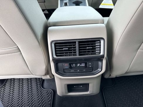 Used 2025 Volkswagen Atlas SE image 17