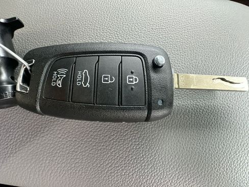 Used 2025 Hyundai Elantra SE FWD image 28