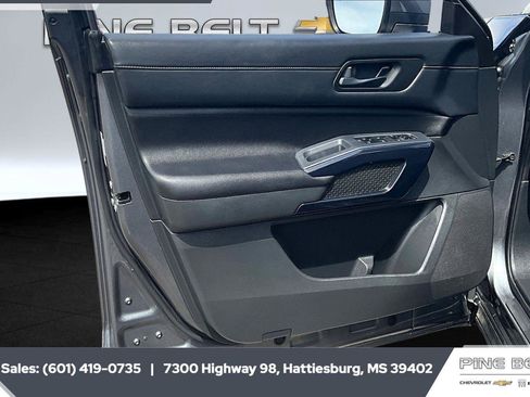 Used 2025 Nissan Pathfinder SV image 17