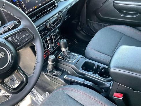 Used 2025 Jeep Wrangler Unlimited Rubicon AWD/4WD image 17