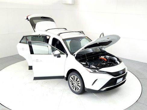 Certified 2024 Toyota Venza XLE image 17