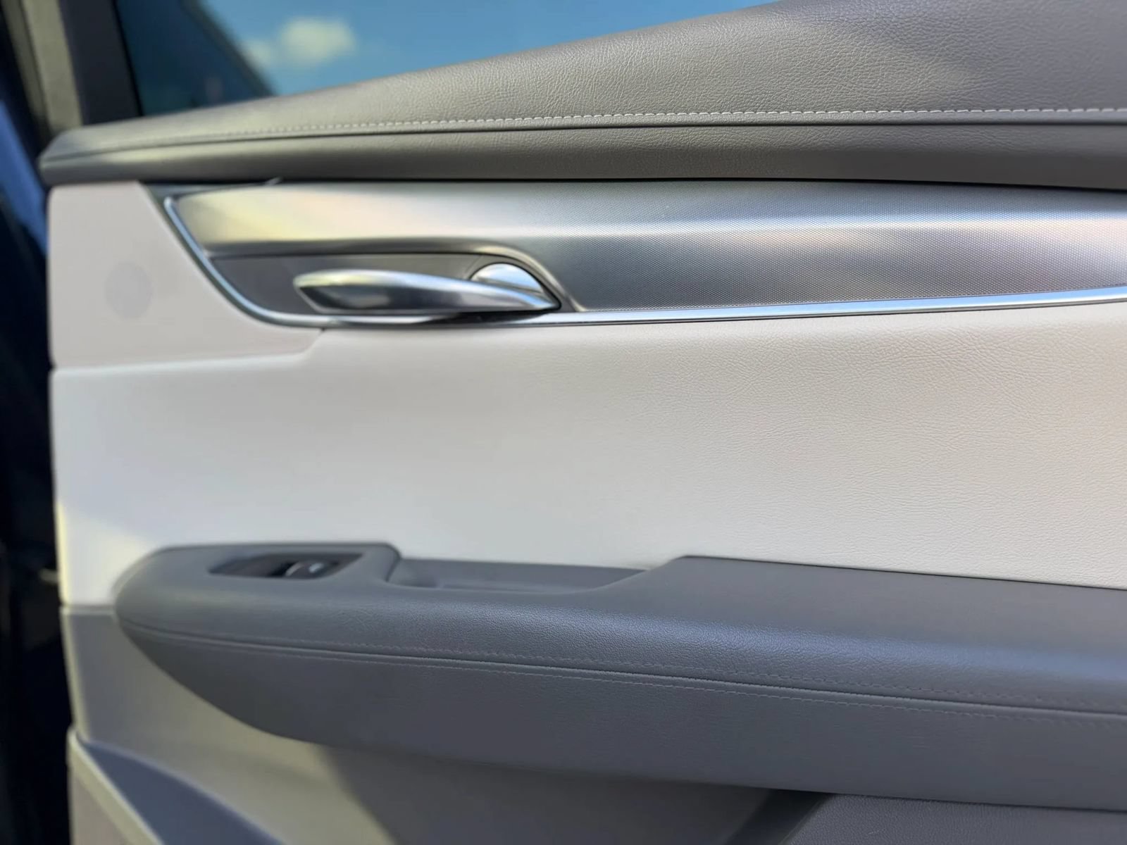 Used 2017 Cadillac XT5 Luxury w/ Driver Awareness Package FWD image 42