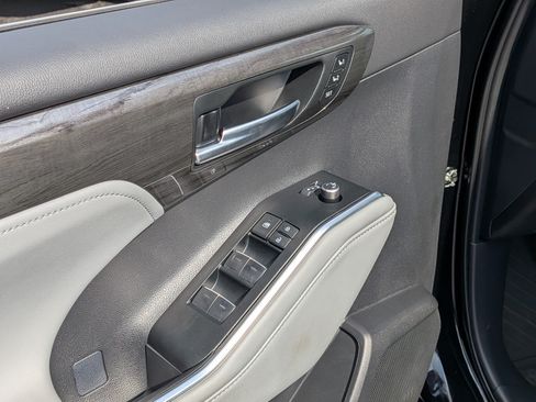Certified 2025 Toyota Highlander Platinum AWD/4WD image 18